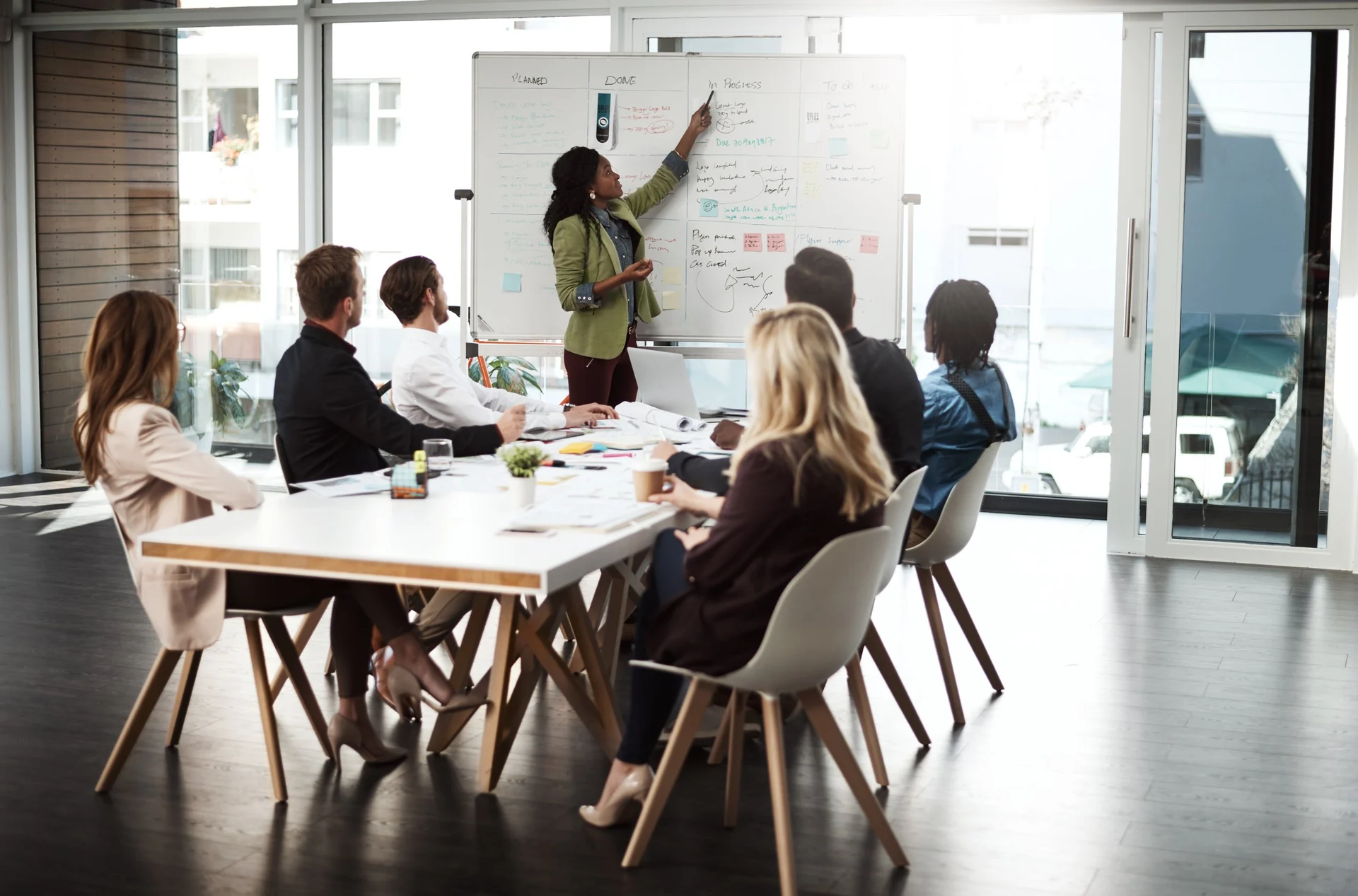 Team von DataM Marketing bei einer Strategie-Präsentation