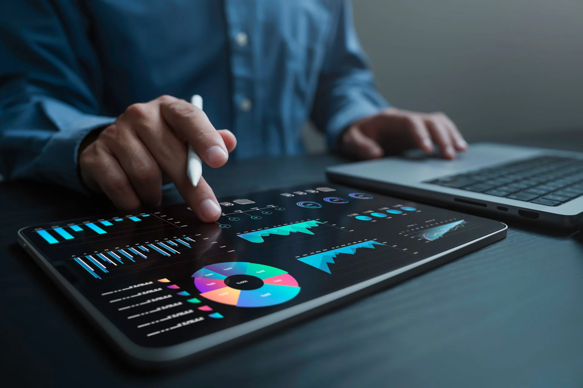 Analyst mit Dashboard für Marketing-KPIs